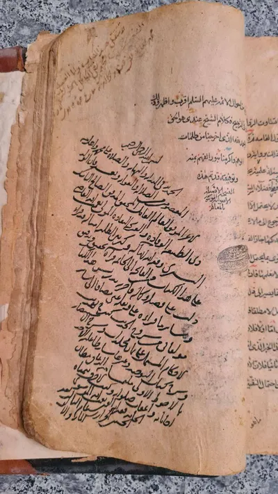 إجازة السيد نعمة الله الجزائري للقاضي نعمة الله التستري.  مكتوبة بخط السيد نعمة الله الجزائري كتبها بلا نقط ، وردت في آخر كتاب معالم الأصول 