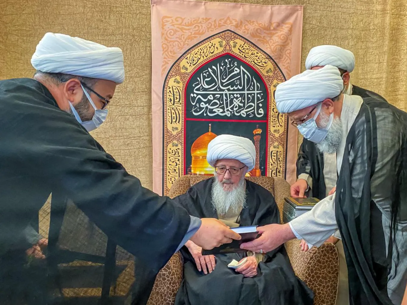 وفدٌ من مركزَيْ إحياء التراث والشيخ الطوسي يُجري جولةً معرفيّة في مدينة قم ومشهد المقدّستَيْن