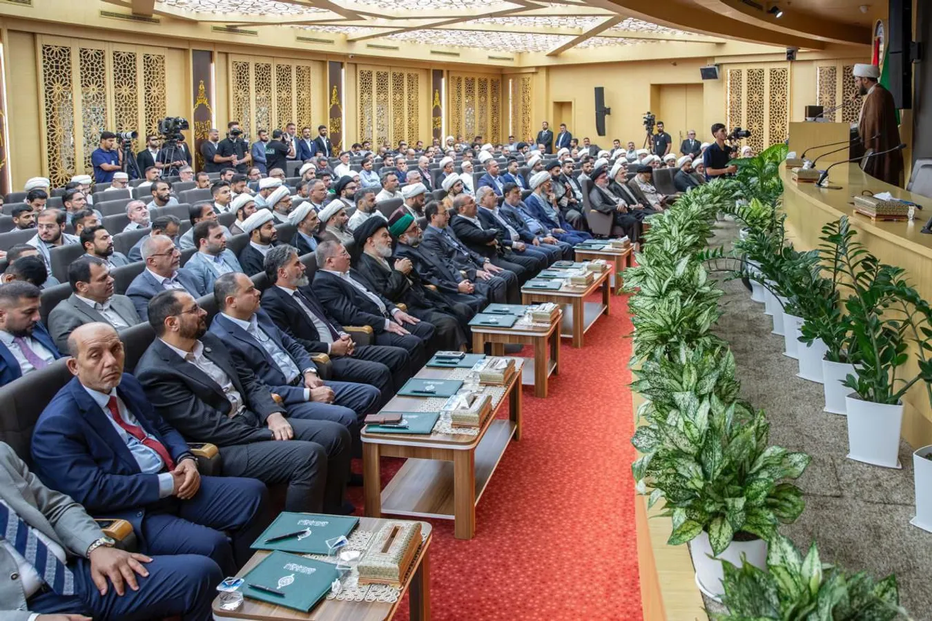 العتبة العباسية المقدسة تزيح الستار عن إصدار جديد لمركز الشيخ الطوسي كتاب (رسالة الأخوين ) في الحفل الختامي لأسبوع الإمامة الدولي بنسخته الثالثة.