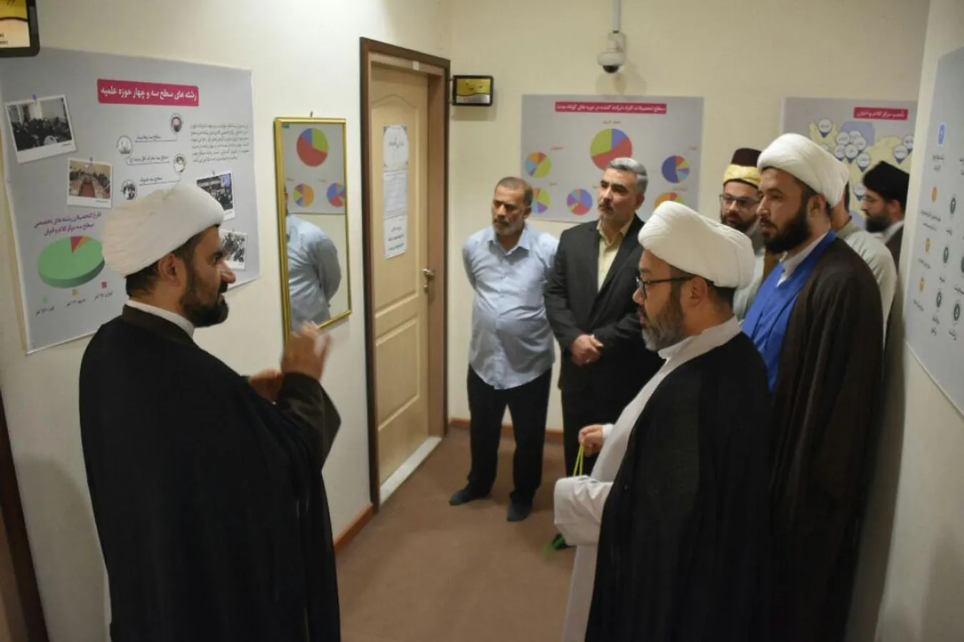 وفدٌ من مركزَيْ إحياء التراث والشيخ الطوسي يُجري جولةً معرفيّة في مدينة قم ومشهد المقدّستَيْن