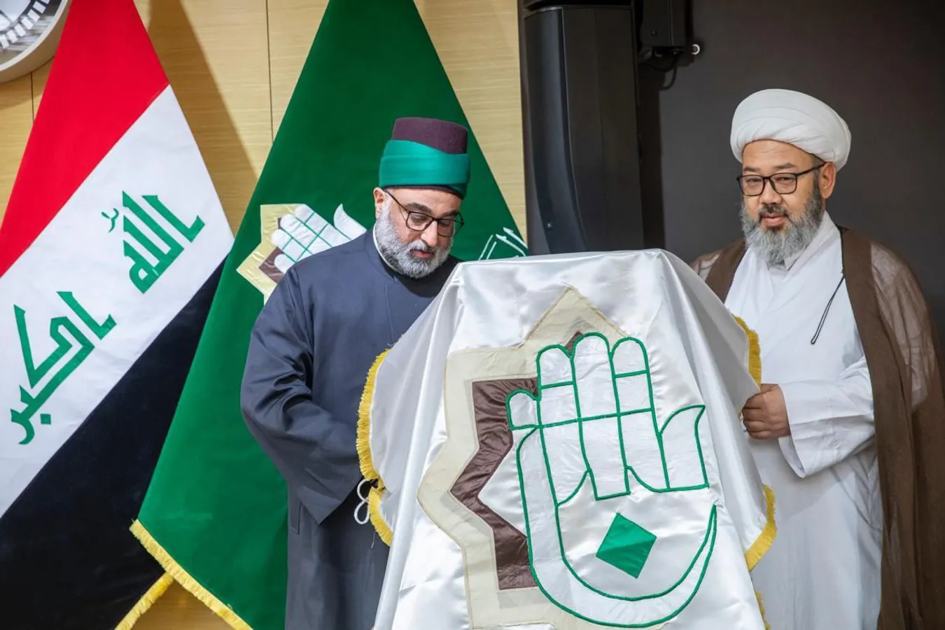 العتبة العباسية المقدسة تزيح الستار عن إصدار جديد لمركز الشيخ الطوسي كتاب (رسالة الأخوين ) في الحفل الختامي لأسبوع الإمامة الدولي بنسخته الثالثة.