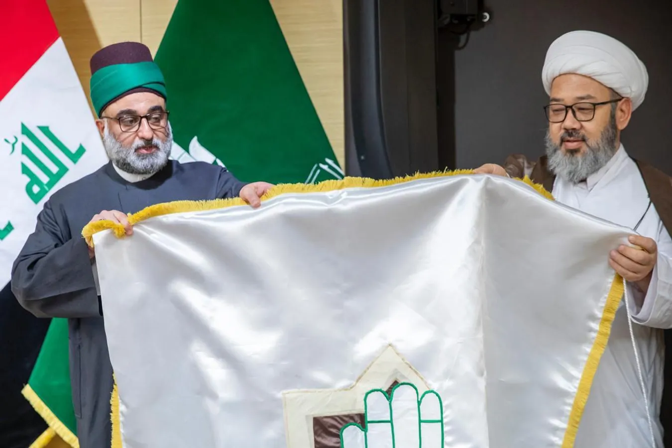 العتبة العباسية المقدسة تزيح الستار عن إصدار جديد لمركز الشيخ الطوسي كتاب (رسالة الأخوين ) في الحفل الختامي لأسبوع الإمامة الدولي بنسخته الثالثة.